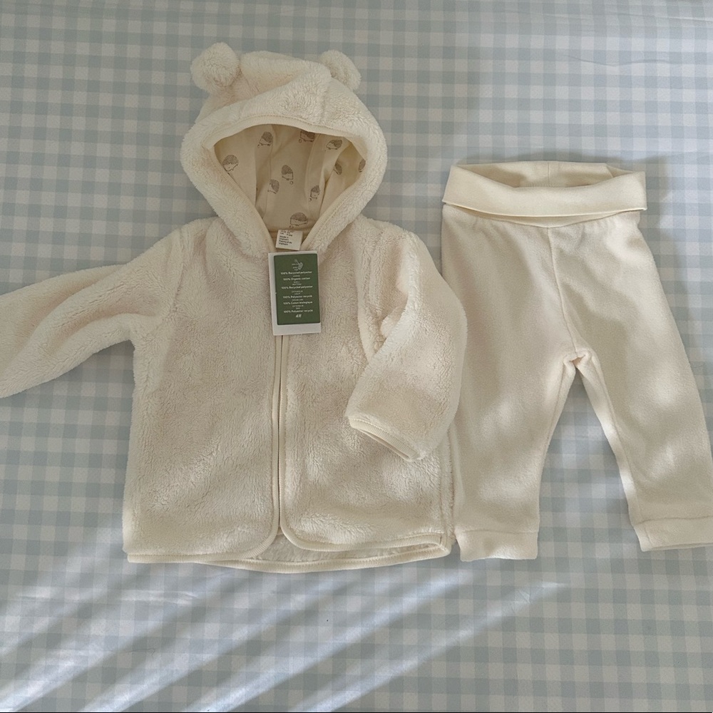 NWT H&M 2-piece fleece set: hooded zippered jacket and soft pants, size 4-6 mo